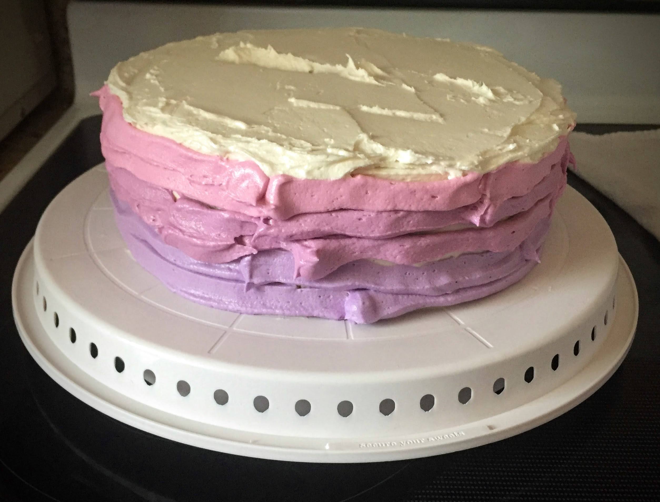 Finish with a final line or two of the remaining color of icing around the cake. 